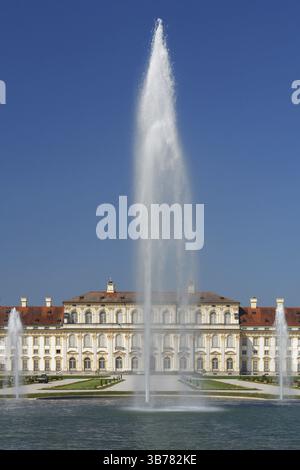 Le palais baroque Schleissheim, avec son parc et ses fontaines, est situé au nord de Munich Banque D'Images