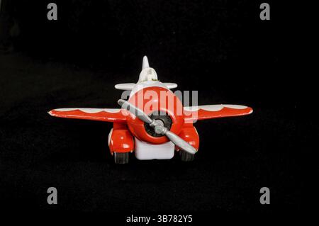 Close-up of Airplane jouet sur un fond uni Banque D'Images
