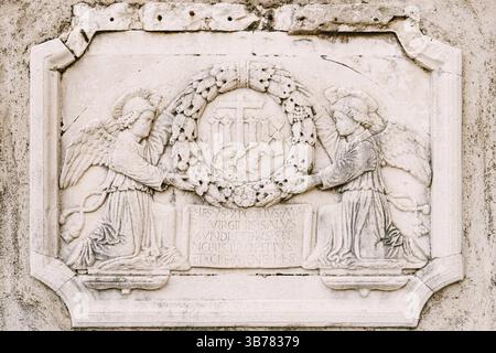 Gros plan statues en pierre, bas-reliefs et hauts-reliefs sur les murs de la vieille ville de Dubrovnik, Croatie, Europe Banque D'Images