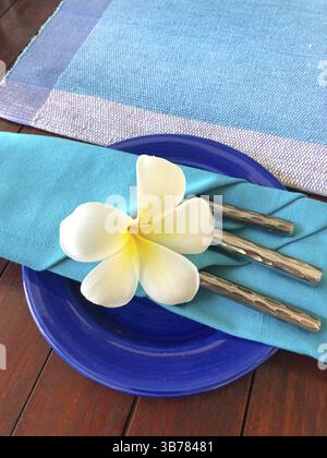 Décoration alimentaire avec fleur de rubra plumeria blanche, Sri Lanka. Décoration alimentaire bleue Banque D'Images