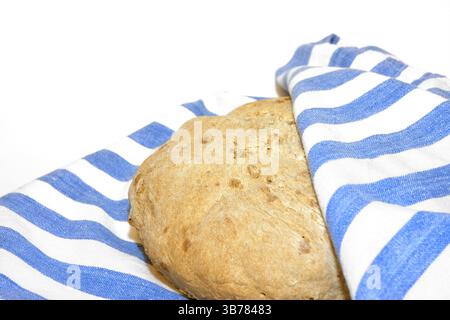 Pain rond à l'épeautre de couleur claire sur un tissu rayé bleu/blanc, Allemagne, Europe Banque D'Images