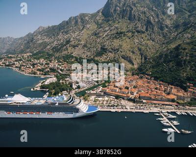 Vue de dessus de la jetée avec un grand bateau et la ville. Drone photo Banque D'Images