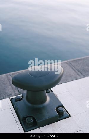 Nouveau bollard maritime moderne dans une marina de yacht. Banque D'Images