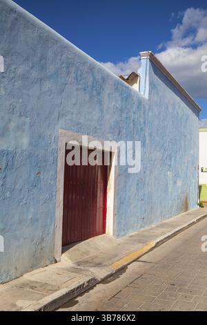 Campeche, Mexique - 31 janvier 2018 : rue coloniale typique de Campeche, Mexique. Ville fortifiée historique de Campeche - site du patrimoine mondial de l'UNESCO Banque D'Images