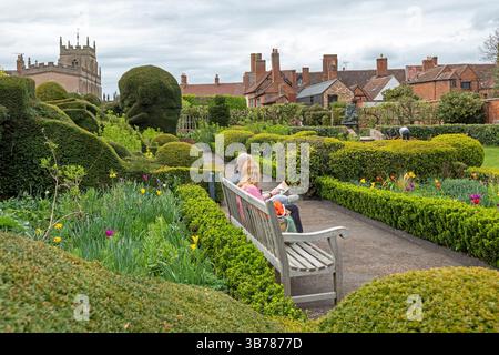 Visiteurs, jardins, Shakespeare's New place, sa maison se trouvait sur ces terrains jusqu'en 1759, Stratford-upon-Avon, Warwickshire, Angleterre, Grande-Bretagne Banque D'Images