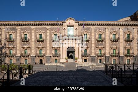 Façade du Monastère bénédictin de Nicolas of Arena à Catane, Sicile, Italie en plein jour Banque D'Images