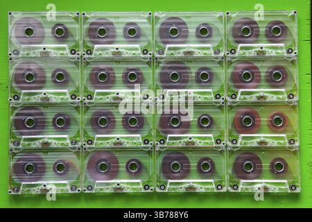 Ensemble de vieilles cassettes audio sur table en bois.cassette audio rétro en plastique, cassette de musique, cassette cassette tape.cassette Vintage Banque D'Images