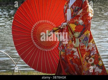 Kimono cérémoniel rouge à douze couches (costume national japonais). Lieu de tournage : préfecture de kanagawa, ville de Yokohama Banque D'Images