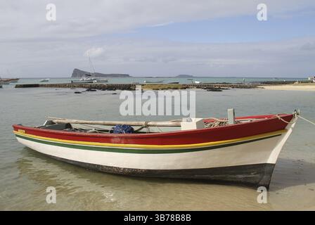 Un bateau de pêche sur la plage de Cap malheureux à Maurice - Un bateau de pêche sur la plage de Cap malheureux à Maurice Banque D'Images