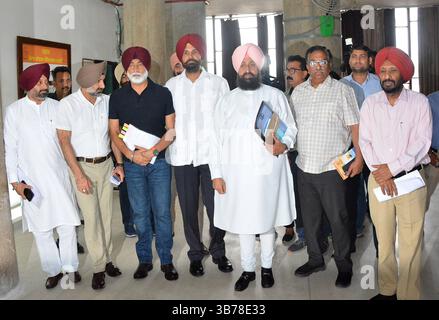 CHANDIGARH, INDE - 5 MAI : le chef de l'opposition Punjab Partap Singh Bajwa avec le président du Congrès du Pendjab et le député Amrinder Singh Raja en guerre et d'autres à la session Punjab Vidhan Sabha sur le différend sur l'eau avec Haryana le 5 mai 2025 à Chandigarh, en Inde. Au milieu de l'impasse en cours avec Haryana sur le partage de l'eau de la rivière, le gouvernement du Parti Aam Aadmi dirigé par Bhagwant Mann a proposé une résolution lors d'une session spéciale d'une journée de l'Assemblée du Pendjab à Chandigarh lundi, promettant de ne pas épargner une seule goutte d'eau de sa part pour l'État voisin. (Photo de ravi Kumar/Hindustan Tim Banque D'Images