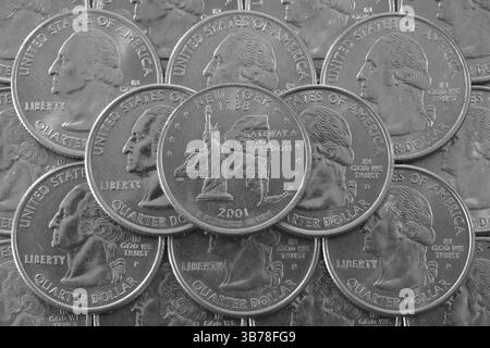 Pièces de monnaie des États-Unis. Pile des quarts de monnaie américains avec George Washington et sur le dessus un quart de l'État de New York Banque D'Images
