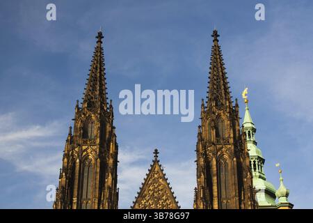 Deux tours sur le côté ouest de la cathédrale St.Vitus - c'est le plus grand et le plus important temple de Prague Banque D'Images