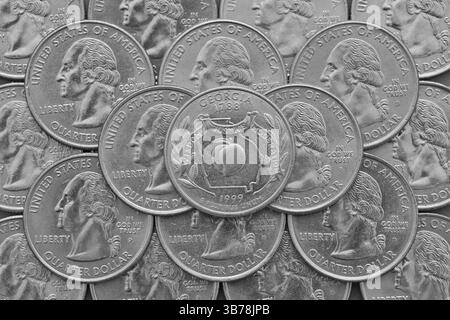 Géorgie État et pièces des États-Unis. Pile des quarts de pièces US avec George Washington et sur le dessus un quart de Georgia State Banque D'Images
