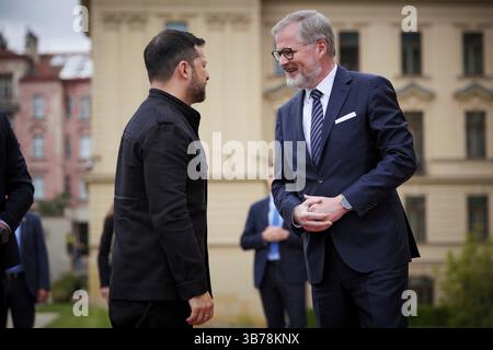 Prague, République tchèque. 05 mai 2025. Le premier ministre tchèque Petr Fiala, à droite, accueille le président ukrainien Volodymyr Zelenskyy, à gauche, à son arrivée à l’Académie Straka, le 5 mai 2025 à Prague, en République tchèque. Crédit : Présidence ukrainienne/Bureau de presse présidentiel ukrainien/Alamy Live News Banque D'Images