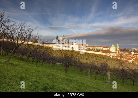 Vue depuis le parc Petrin sur la ville de Prague au coucher du soleil, République tchèque. Vue panoramique aérienne des toits histriques. Prague, République tchèque, Europe Banque D'Images