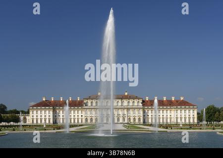 Le palais baroque Schleissheim, avec son parc et ses fontaines, est situé au nord de Munich Banque D'Images
