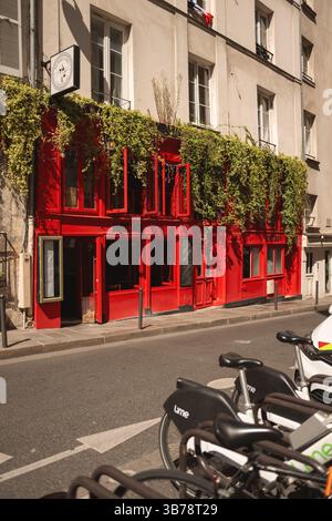 Scène de rue typique dans le quartier Latin, Paris Banque D'Images