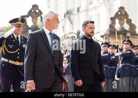 Prague, République tchèque. 04 mai 2025. Le président tchèque Petr Pavel, à gauche, escorte le président ukrainien Volodymyr Zelenskyy, à droite, alors qu'ils examinent la garde d'honneur à leur arrivée au château de Prague, le 4 mai 2025 à Prague, en République tchèque. Crédit : Présidence ukrainienne/Bureau de presse présidentiel ukrainien/Alamy Live News Banque D'Images