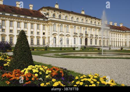 Le palais baroque Schleissheim, avec son parc et ses fontaines, est situé au nord de Munich Banque D'Images