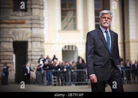 Prague, République tchèque. 04 mai 2025. Le président tchèque Petr Pavel attend l'arrivée du président ukrainien Volodymyr Zelenskyy et de la première dame Olena Zelenska au château de Prague, le 4 mai 2025 à Prague, en République tchèque. Crédit : Présidence ukrainienne/Bureau de presse présidentiel ukrainien/Alamy Live News Banque D'Images