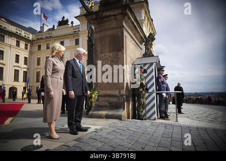 Prague, République tchèque. 04 mai 2025. Prague, République tchèque. 04 mai 2025. Le président tchèque Petr Pavel, à droite, et son épouse Eva Pavlova, à gauche, attendent l'arrivée du président ukrainien Volodymyr Zelenskyy et de la première dame Olena Zelenska au château de Prague, le 4 mai 2025 à Prague, en République tchèque. Crédit : Présidence ukrainienne/Bureau de presse présidentiel ukrainien/Alamy Live News Banque D'Images