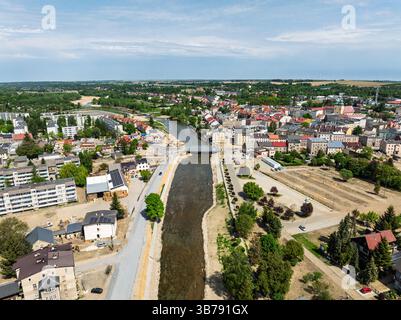 Vue aérienne par drone de Glucholazy, une ville de Pologne située dans la province d'Opole. Vue sur la rivière blanche Gluchoaska. Vue du Glucholazy af reconstruit Banque D'Images