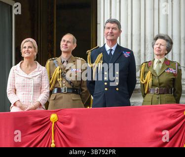 Londres, Royaume-Uni. 5 mai 2025. Le roi et la reine sont rejoints par le prince et la princesse de Galles, leurs enfants et d'autres membres de la famille royale sur le balcon du palais de Buckingham pour assister au défilé le premier jour des célébrations marquant le 80e anniversaire de la victoire en Europe. L'exposition aérienne présentait les flèches rouges ainsi que des avions militaires historiques et actuels. (Photo de gauche à droite : Sophie Duchesse d'Édimbourg, Edward Duc d'Édimbourg, Vice-amiral Sir Timothy Laurence, Princesse Anne la Princesse Royale) crédit : MartinJPalmer/Alamy Live News Banque D'Images