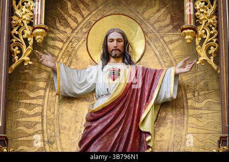 Une statue du très Sacré-cœur de Jésus. Cathédrale Sainte-Élisabeth de Košice, Slovaquie. Banque D'Images