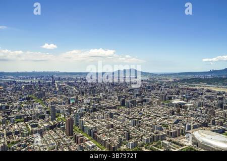 Paysage urbain de Taipei et ciel bleu visible de Taipei 101. Lieu de tournage : Taïwan, Taipei Banque D'Images