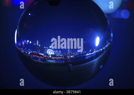 L'horizon de Yokohama se reflète dans le cristal. Lieu de tournage : préfecture de kanagawa, ville de Yokohama Banque D'Images