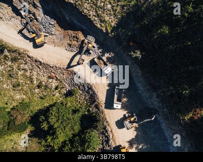 La machinerie lourde travaille dans l'extraction de roches. Vue depuis le drone. Banque D'Images