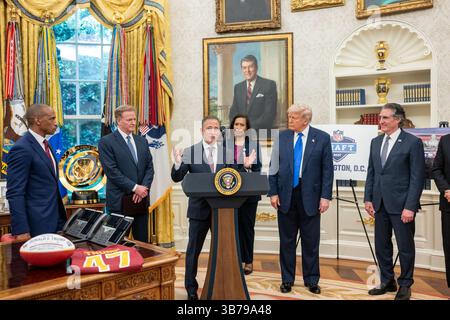 Le président Donald Trump est accompagné par Scott Turner, directeur exécutif du Conseil d’opportunité et de revitalisation de la Maison Blanche, Josh Harris, propriétaire des Washington Commanders, Roger Goodell, commissaire de la NFL, Muriel Bowser, maire de Washington DC, et Doug Burgum, secrétaire à l’intérieur, pour une annonce que Washington, DC accueillera la draft 2027 de la NFL, lundi 5 mai 2025, dans le bureau ovale. (Photo officielle de la Maison Blanche par Molly Riley) Banque D'Images