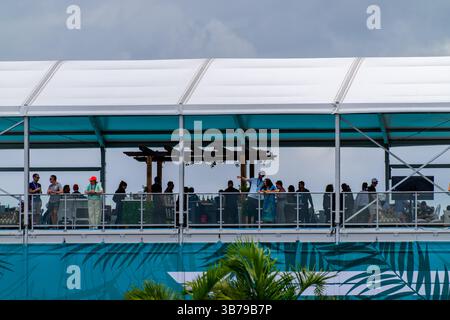 Miami, Floride, États-Unis - 2 mai 2025 : les fans regardent la course de F1 du Grand Prix de Miami au Hard Rock Stadium Banque D'Images