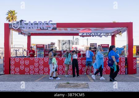 FARO, PORTUGAL : 5 SEPTEMBRE, 2024 - Bar à boire dans le Festival de musique F, un grand festival sur la ville de Faro, Portugal Banque D'Images