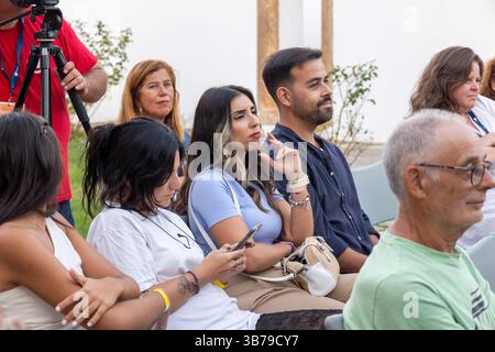FARO, PORTUGAL : 5 SEPTEMBRE 2024 -le public regarde avec attention une interview au Festival F, un grand festival à Faro, Portugal Banque D'Images