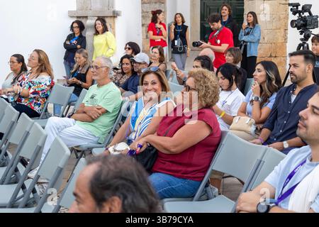FARO, PORTUGAL : 5 SEPTEMBRE 2024 -le public regarde avec attention une interview au Festival F, un grand festival à Faro, Portugal Banque D'Images