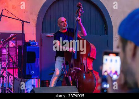FARO, PORTUGAL : 5 SEPTEMBRE 2024 - L'artiste musical Miguel Martins Kaleidoscopio , se produit au Festival F, un grand festival sur la ville de Faro, Portuga Banque D'Images