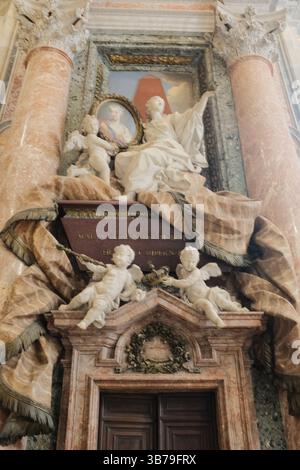 Monuments tombeaux baroques ornés à l'intérieur de la basilique Saint-Pierre, avec des sculptures dynamiques en marbre représentant des figures religieuses d'anges et des draperies symboliques sculptées dans un cadre architectural grandiose. Photo de haute qualité Banque D'Images