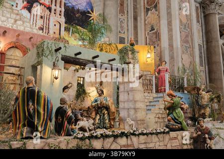Scène détaillée de la crèche de Noël avec des figures de Mary Joseph Baby Jesus trois Sages et animaux à l'intérieur de la basilique Saint-Pierre de la Cité du Vatican Banque D'Images