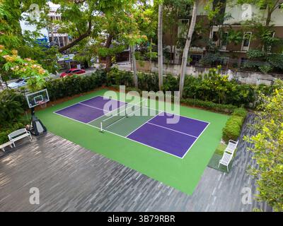 Bangkok, Thaïlande - 24 mars 2025 : vue aérienne par drone d'un terrain de pickleball privé dans un parc à Bangkok, Thaïlande. Banque D'Images