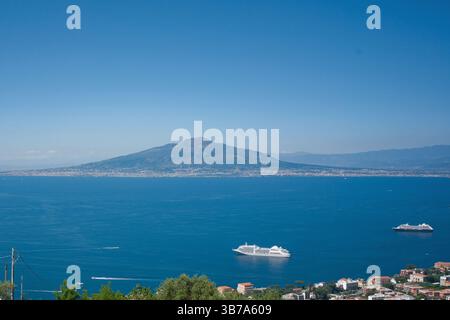 Vue de Sorrente à travers le golfe de Naples jusqu'au Vésuve, Sorrente, golfe de Naples, ville métropolitaine de Naples, Campanie, Italie du Sud, Italie Banque D'Images