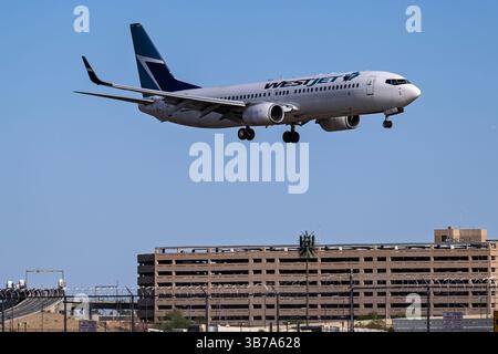 Sky Harbor Airport 5-3-2025 Phoenix AZ États-Unis WestJet Airlines Boeing 737-800 C-GOCD arrivée sur la piste 26 à Phoenix Sky Harbor Intl. Aéroport. Banque D'Images