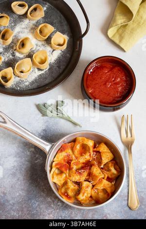 Tortelloni à la ricotta et aux épinards dans une sauce tomate Banque D'Images