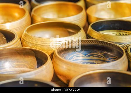 Une sélection de bols chantants tibétains en laiton, utilisés pour la thérapie sonore et les pratiques de méditation en vente sur un marché à Katmandou, au Népal Banque D'Images