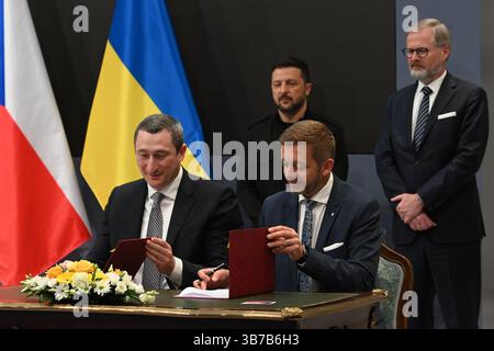 Prague, République tchèque. 05 mai 2025. Le vice-premier ministre ukrainien Oleksiy Tchernyshov (à gauche) et le vice-premier ministre tchèque vit Rakusan (à droite) ont assisté à la réunion du président ukrainien Volodymyr Zelenskyy et du premier ministre tchèque Petr Fiala à Prague. Le président ukrainien Volodymyr Zelenskyy et le premier ministre de la république tchèque Petr Fiala discutent de la situation actuelle de l'agression russe en Ukraine, de l'initiative tchèque en matière de munitions, des possibilités de cessez-le-feu et de paix en Ukraine. Crédit : SOPA images Limited/Alamy Live News Banque D'Images