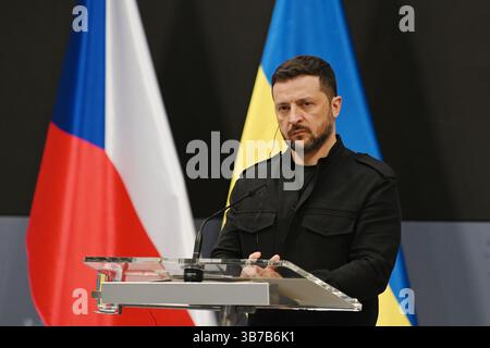 Prague, République tchèque. 05 mai 2025. Le président de l'Ukraine Volodymyr Zelenskyy, connu sous le nom de Zelensky, vu lors d'une conférence de presse conjointe après leur rencontre. Le président ukrainien Volodymyr Zelenskyy et le premier ministre de la république tchèque Petr Fiala discutent de la situation actuelle de l'agression russe en Ukraine, de l'initiative tchèque en matière de munitions, des possibilités de cessez-le-feu et de paix en Ukraine. (Photo de Tomas Tkacik/SOPA images/SIPA USA) crédit : SIPA USA/Alamy Live News Banque D'Images