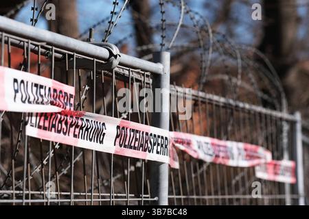 Grenze Deutschland - Polen, Polizeiabsperrung mit Bauzaun und Stacheldraht am Grenzübergang zwischen Görlitz und Zgorzelec. Mit der Absperrung wird verhindert das Einreisende vom Gehweg unter der Brücke ins Gebüsch verschwinden können. 19.03.2025 *** frontière Allemagne Pologne, barrière de police avec clôture de construction et barbelés au poste frontière entre Görlitz et Zgorzelec la barrière empêche les personnes entrant dans le pays de disparaître du trottoir sous le pont dans les buissons 19 03 2025 Banque D'Images