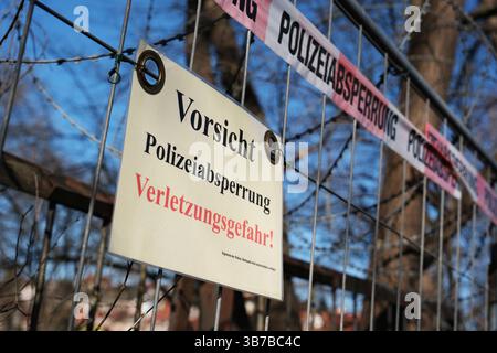 Grenze Deutschland - Polen, Polizeiabsperrung mit Bauzaun und Stacheldraht am Grenzübergang zwischen Görlitz und Zgorzelec. Mit der Absperrung wird verhindert das Einreisende vom Gehweg unter der Brücke ins Gebüsch verschwinden können. 19.03.2025 *** frontière Allemagne Pologne, barrière de police avec clôture de construction et barbelés au poste frontière entre Görlitz et Zgorzelec la barrière empêche les personnes entrant dans le pays de disparaître du trottoir sous le pont dans les buissons 19 03 2025 Banque D'Images