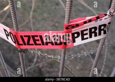 Grenze Deutschland - Polen, Polizeiabsperrung mit Bauzaun und Stacheldraht am Grenzübergang zwischen Görlitz und Zgorzelec. Mit der Absperrung wird verhindert das Einreisende vom Gehweg unter der Brücke ins Gebüsch verschwinden können. 19.03.2025 *** frontière Allemagne Pologne, barrière de police avec clôture de construction et barbelés au poste frontière entre Görlitz et Zgorzelec la barrière empêche les personnes entrant dans le pays de disparaître du trottoir sous le pont dans les buissons 19 03 2025 Banque D'Images