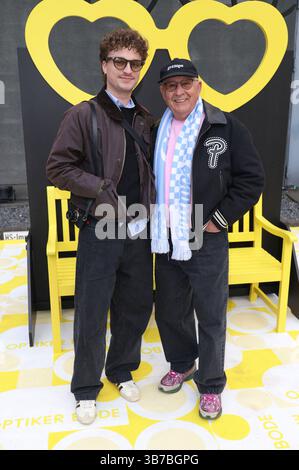 Jannik Diefenbach mit Großvater Alojz Abram beim Frame the future Event zur Präsentation der Ray-Ban Meta Smart Glasses beim Optiker Bode am Srassenbahnring, Hambourg, 05.05.2025 *** Jannik Diefenbach avec son grand-père Alojz Abram à The Frame The future Event pour la présentation de Ray Ban Meta Smart Glasses à l'opticien Bode on Srassenbahnring, Hambourg, 05 05 05 2025 Foto :xgbrcix/xFuturexex 5535 Banque D'Images